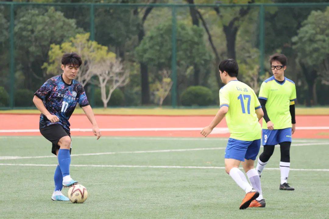 精彩瞬间连连发生，球员们拼尽全力