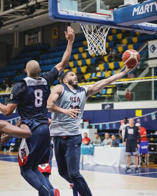 精彩瞬间连连发生，球员们拼尽全力